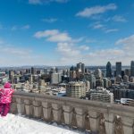 Enfants et vue sur Montréal en hiver