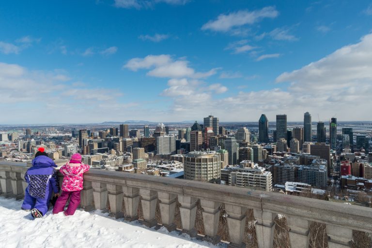 Enfants et vue sur Montréal en hiver
