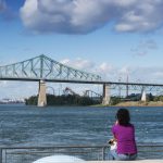 Femme admirant le pont