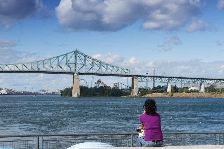 Femme admirant le pont