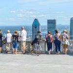 Vue de Montréal avec groupes de personnes