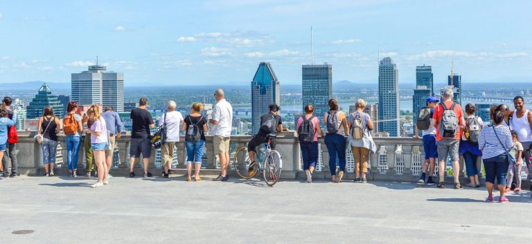Vue de Montréal avec groupes de personnes