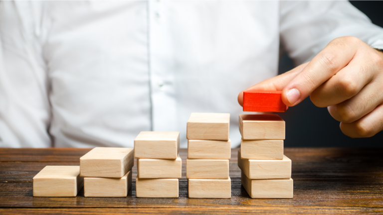 Dominos pour illustrer la création de fonds et la planification / croissance des dons /// Dominoes to represent the creation of a fund and the planning and growth of donations