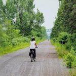 Femme roulant à vélo dans un boisé