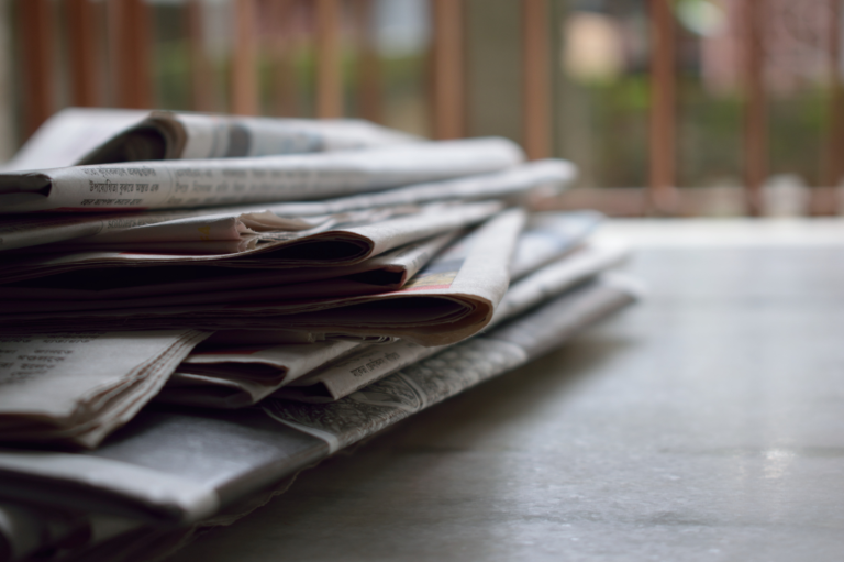Photo d'une pile de journaux Revue de presse - Press review