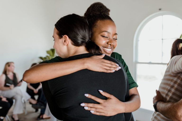 Étreinte - Image pour le Fonds Vital aide aux réfugiés personnes migrantes migrant persons