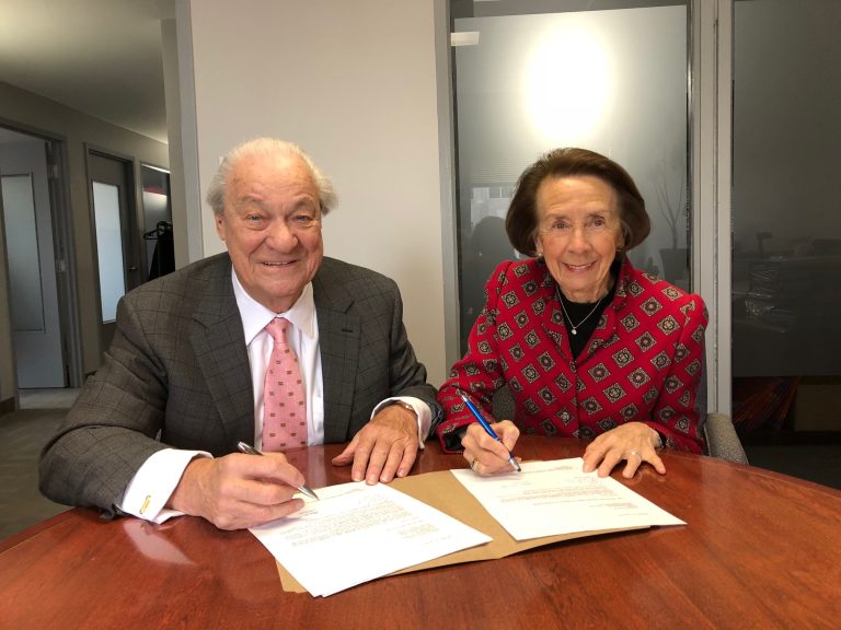 Jean E. Douville et Lucille Douville lors de la création des bourses.