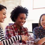 Photo de femmes étudiantes pour texte sur les bourses d'études / scholarships.